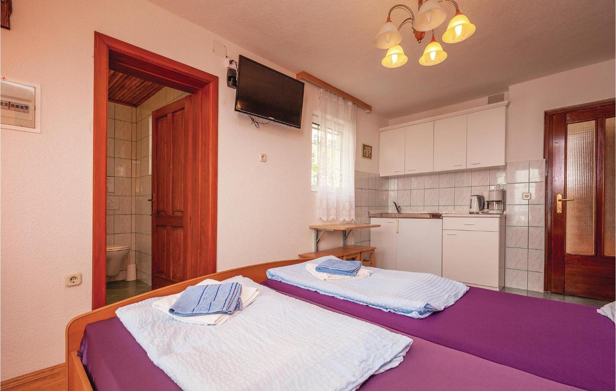 1 Bedroom Cozy Apartment In Crikvenica Eksteriør bilde